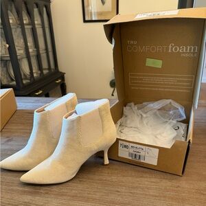 Cute ivory boots! In great condition!